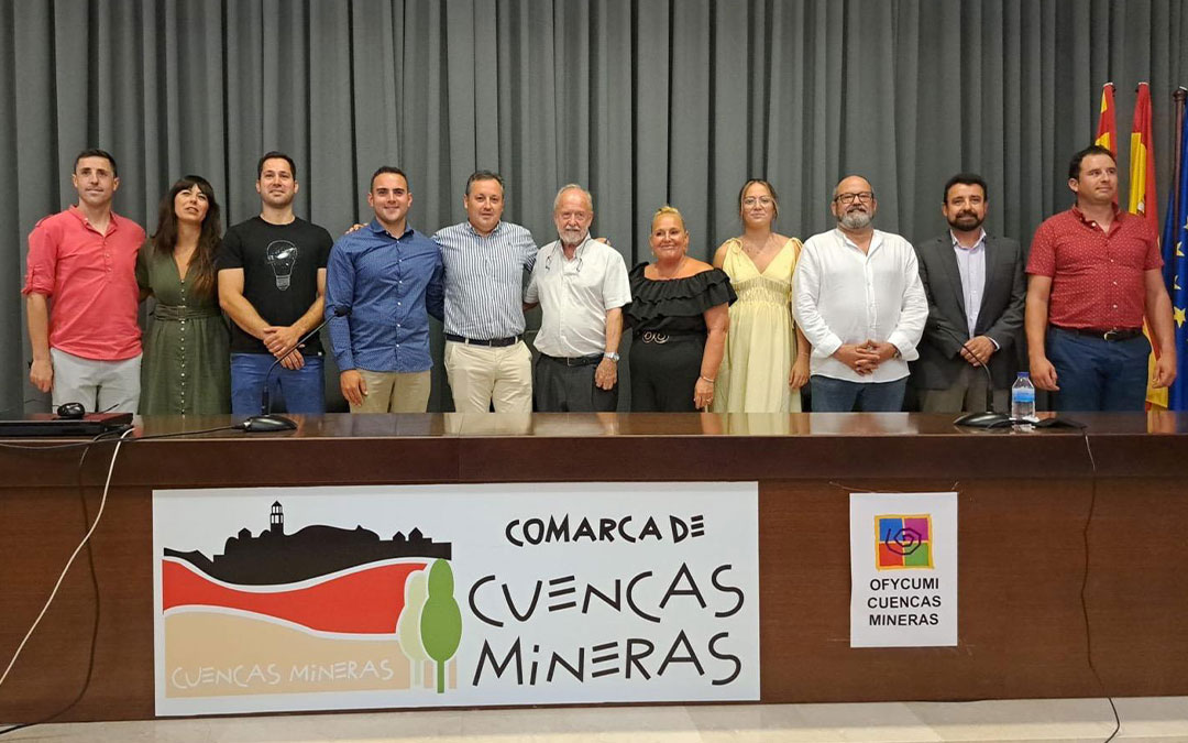 Foto de familia del equipo de gobierno, TE y PP, el día de la constitución de la Comarca./ Comarca de Cuencas Mineras