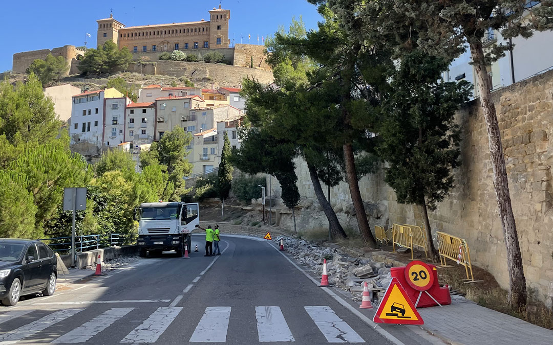 Aceras picadas a ambos lados del Corcho a la altura de la Ronda de Teruel./ María Celiméndiz