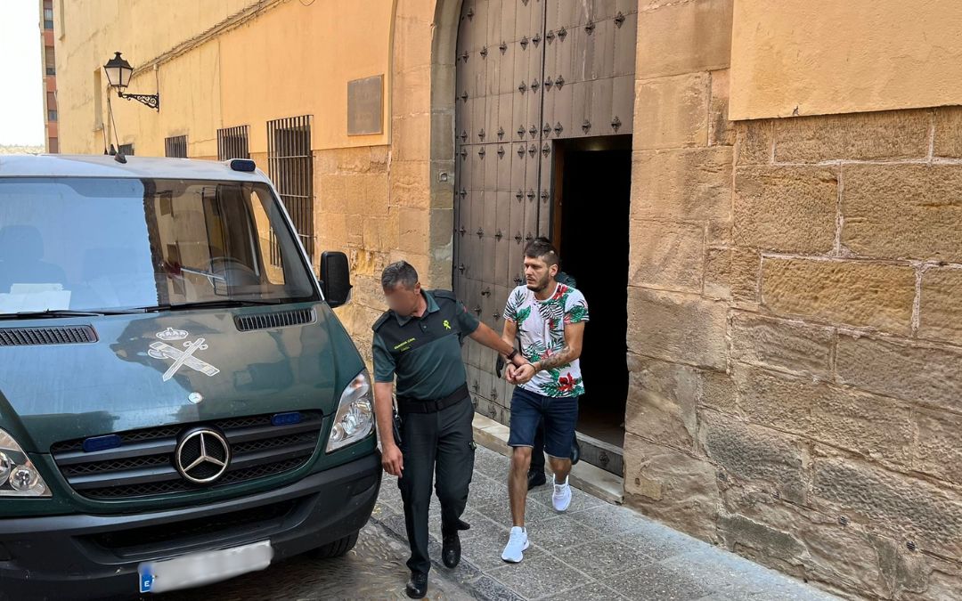 El detenido por acuchillar a dos hombres en Valderrobres saliendo del juzgado de Alcañiz este viernes./ C.O.