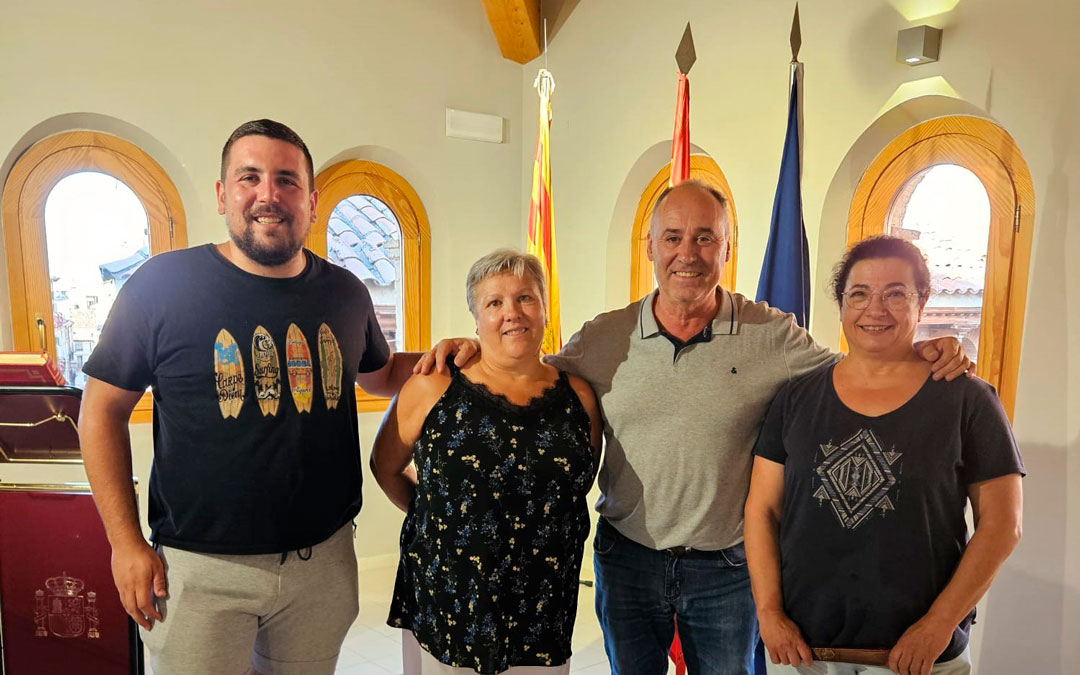 El alcalde, Miguel Iranzo, junto al concejal de Festejos, David Bautista, y la presidenta de la asociación, Darclé Asensio, y la secretaria, Neli Sancho, tras conocer el nombramiento para el pregón./ Ayto Alcorisa