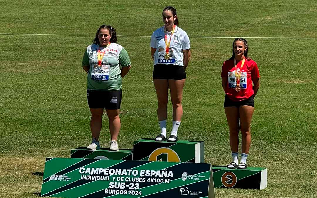 Elena Sanz en el podio de la competición./ Javier Sanz