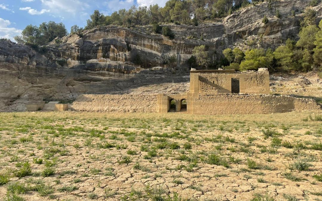 Estas construcciones quedaron ocultas hace 3 décadas con la creación del pantano./ J.M.