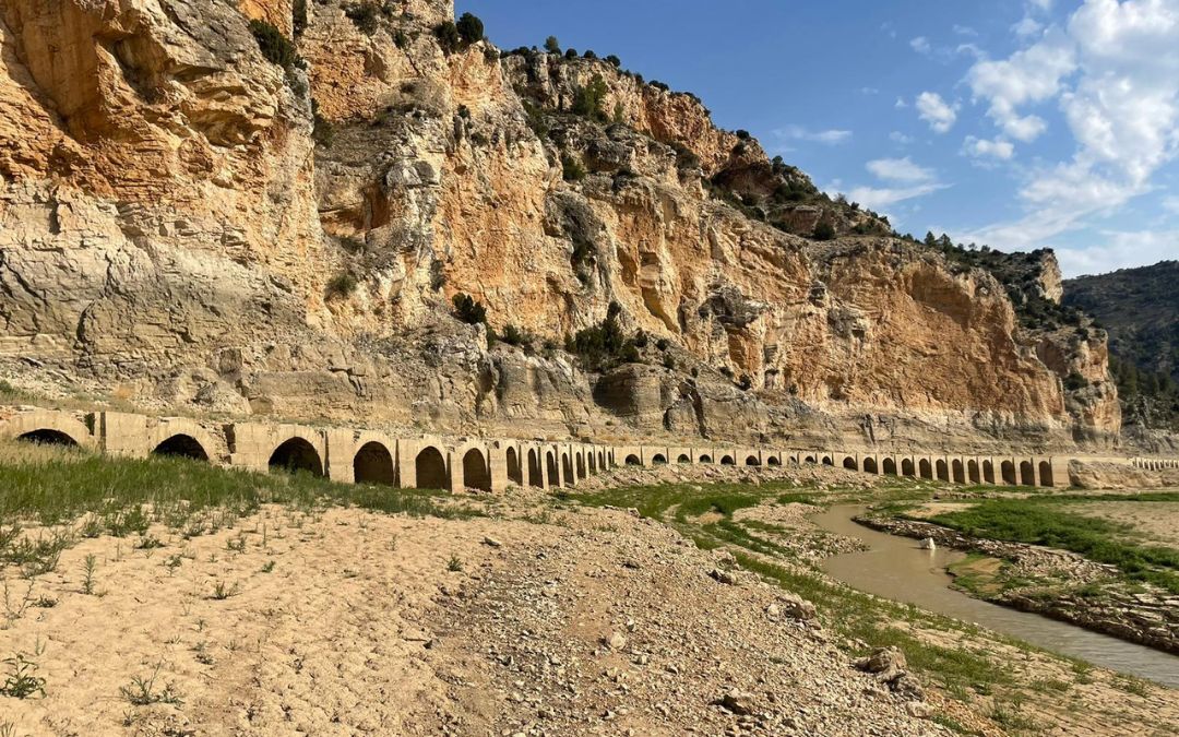Aspecto actual de los Arcos de Lacarra, totalmente visitables dado el bajo nivel del embalse de Calanda./ Jorge Martín.