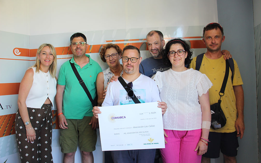 Varios usuarios de Las Cañas recogieron de manos de Raquel García el cheque en Radio La Comarca. / I. Marinescu