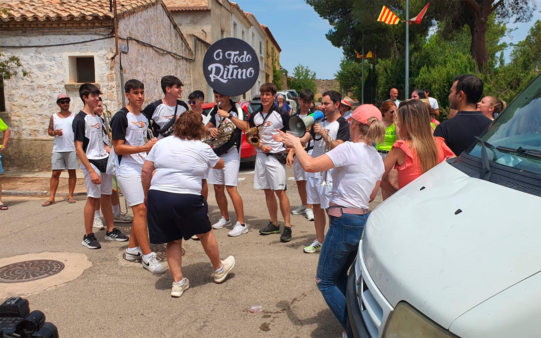 La charanga 'A Todo Ritmo' animando el 'vino andante'. /Claudio Ríos