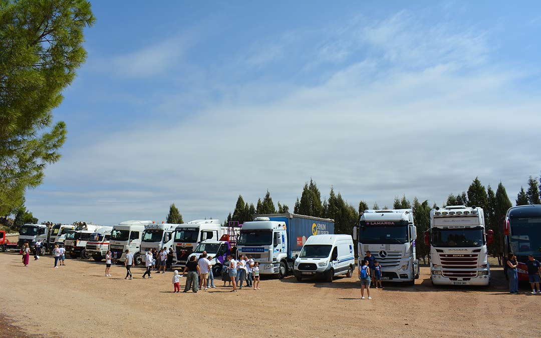 Explanada de Pueyos con los camiones y articulados en fila./I.M.