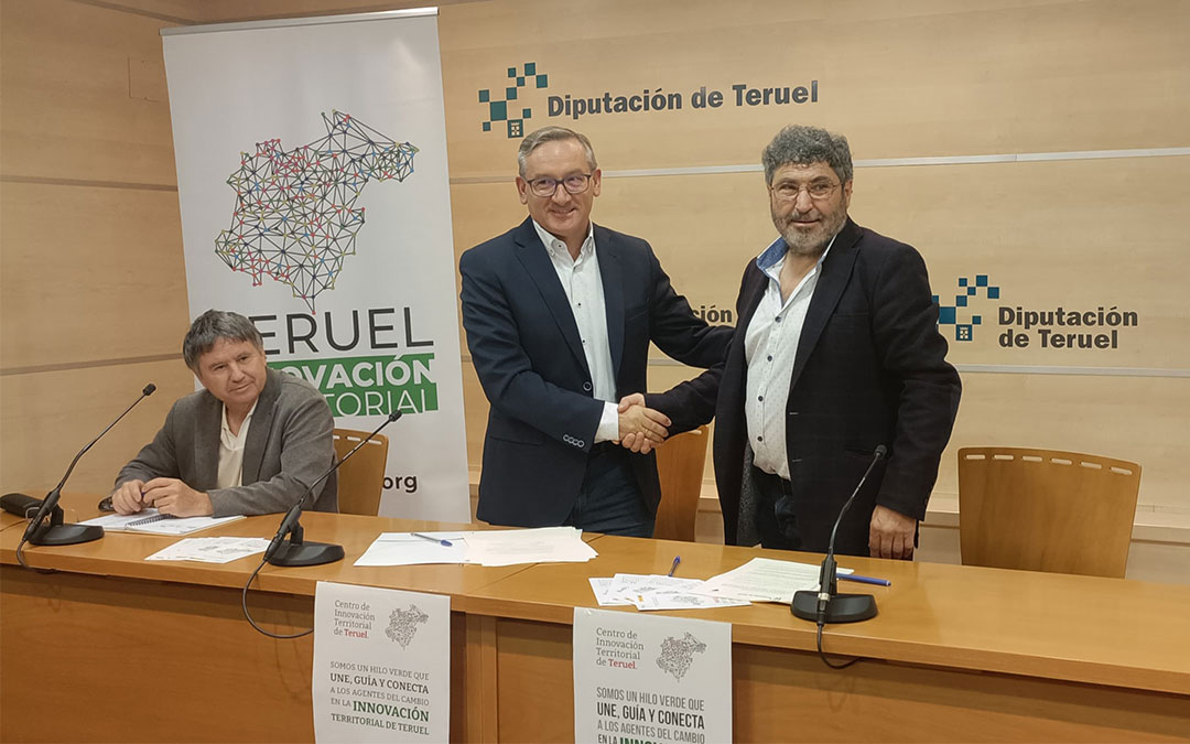 El presidente de DPT, Joaquín Juste, ha formalizado la firma del convenio con el presidente de la Asociación CIT, Juan Carlos Escuder./ DPT