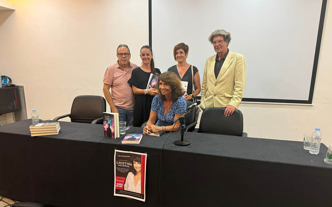 La escritora Cristina Higueras compartió su última novela con los que asistieron al Cubic de Fuentespalda./ FAN