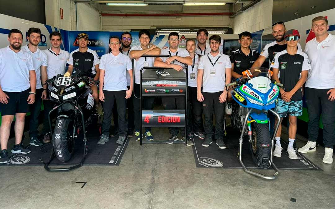 Alumnos del Máster en Ingeniería del Motorsport, el equipo Team 109 y los pilotos de Gaman Racing en Motorland Aragón./ Motorland
