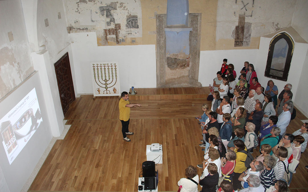 José Ángel Guimerá durante las jornadas sobre el convento que empezaron en la sinagoga. Presiden la pared las pinturas que también salen en el documental 'Alantansí'. / B. Severino