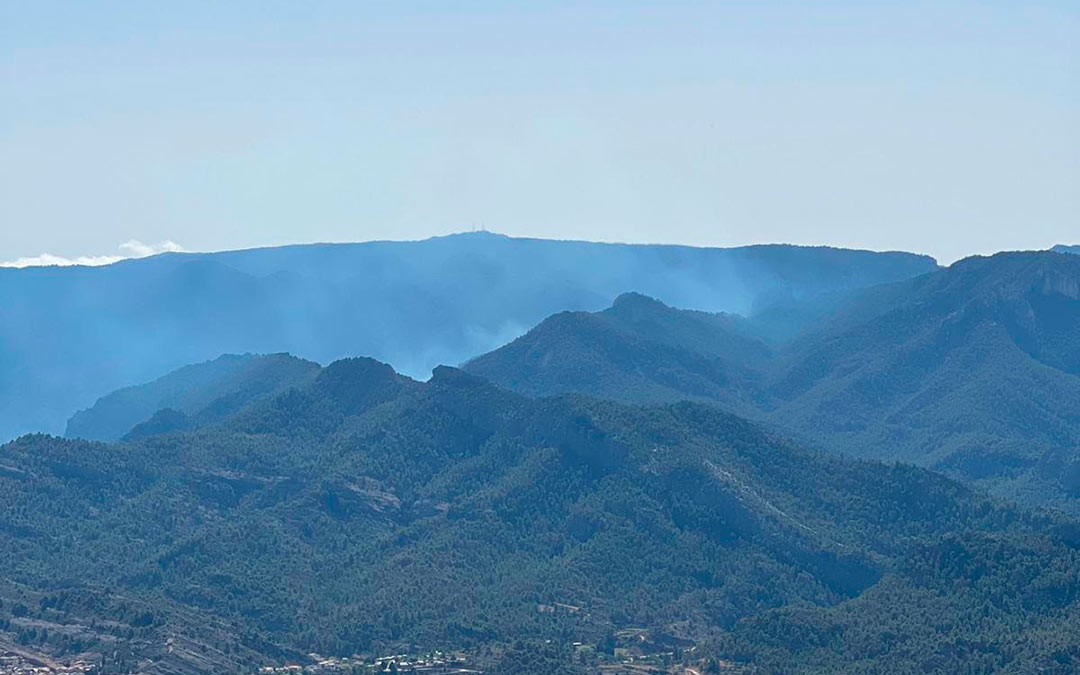Columna de humo visible desde el sendero de la Ruta de la Caixa de Beceite./ La COMARCA.