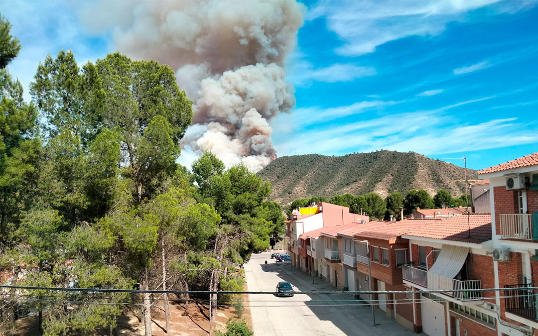 Otra perspectiva de la columna de humo./ INFOAR