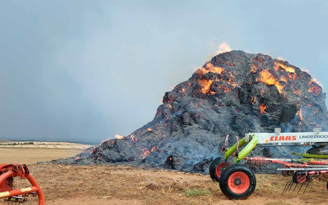 Incendio provocado por un rayo en el cruce de Puigmoreno./DPT