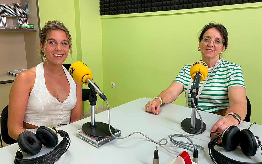 Iris Galdón y Encarna Romero en Radio Caspe./ S.F.