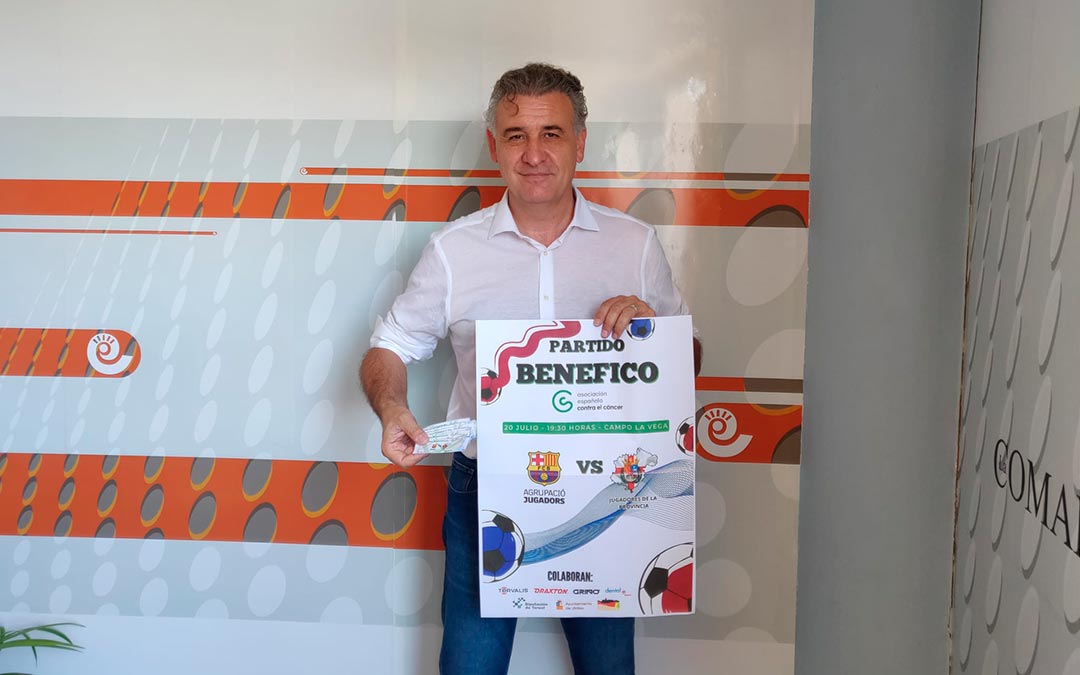 Joaquín Moreno con el cartel del partido benéfico./ M.B.A