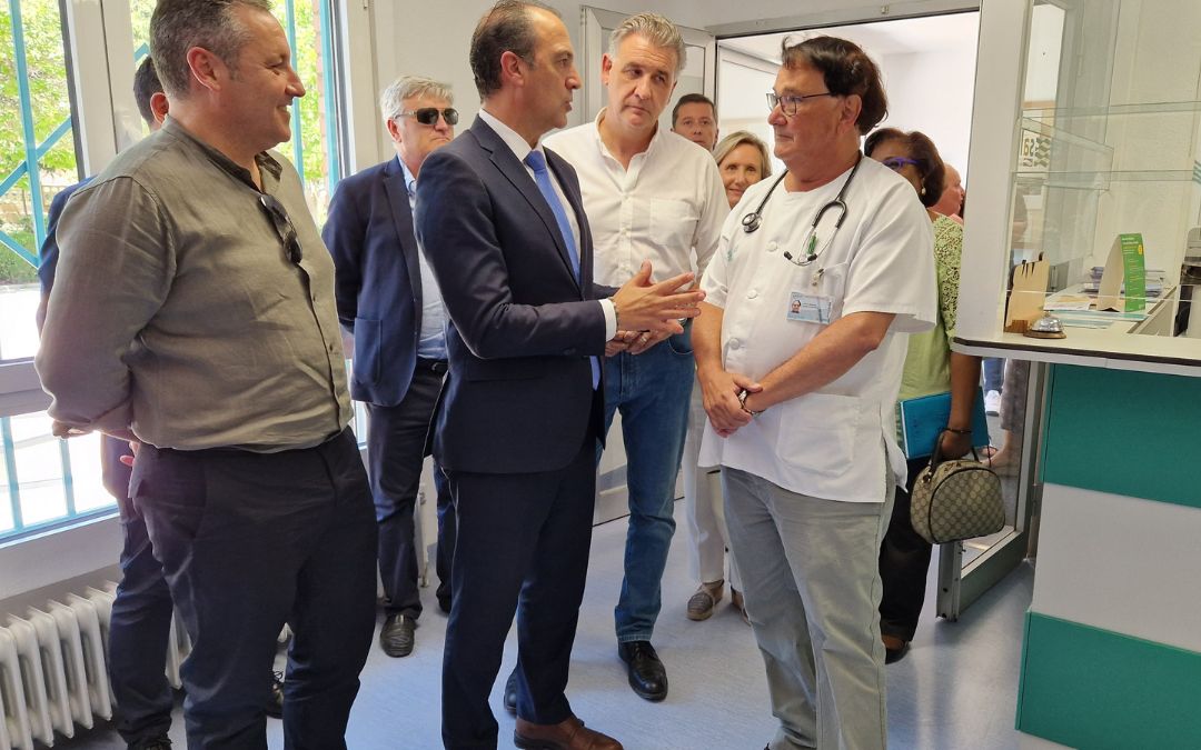 El consejero de Sanidad, José Luis Bancalero, en su visita este miércoles al centro de salud de Utrillas./ DGA.