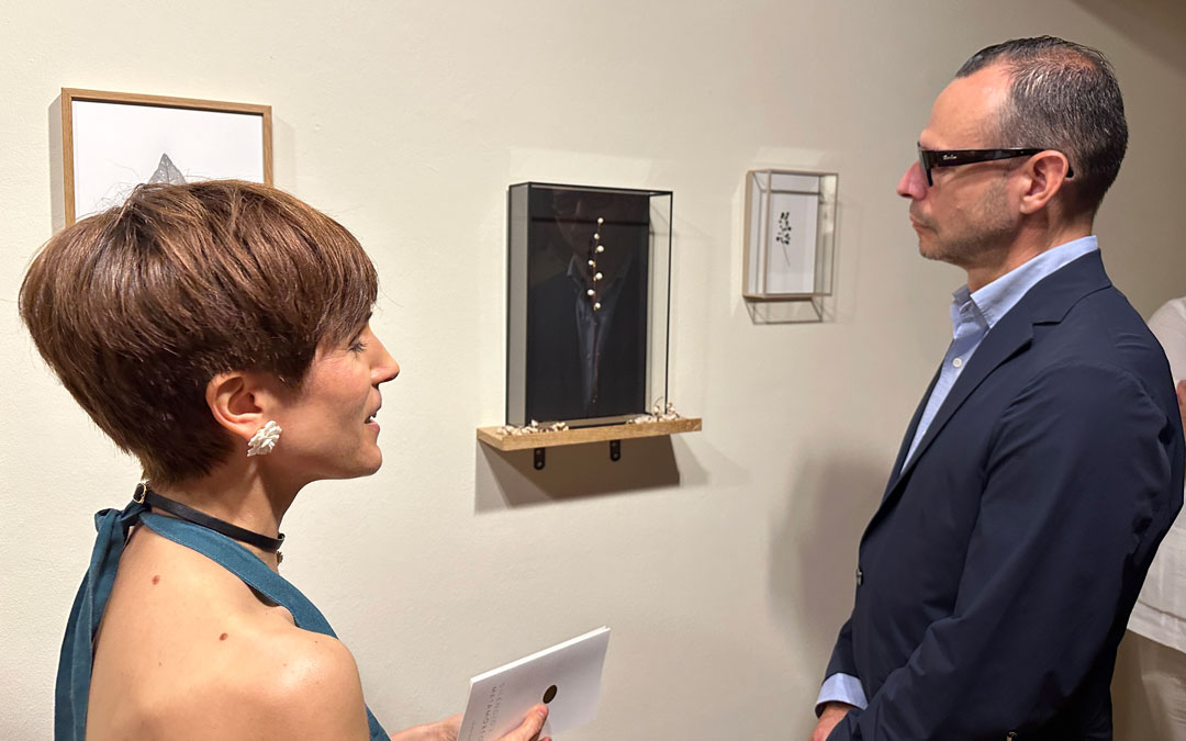 La artista, Marta Sánchez, junto al director general de Cultura, Pedro Olloqui./ DGA