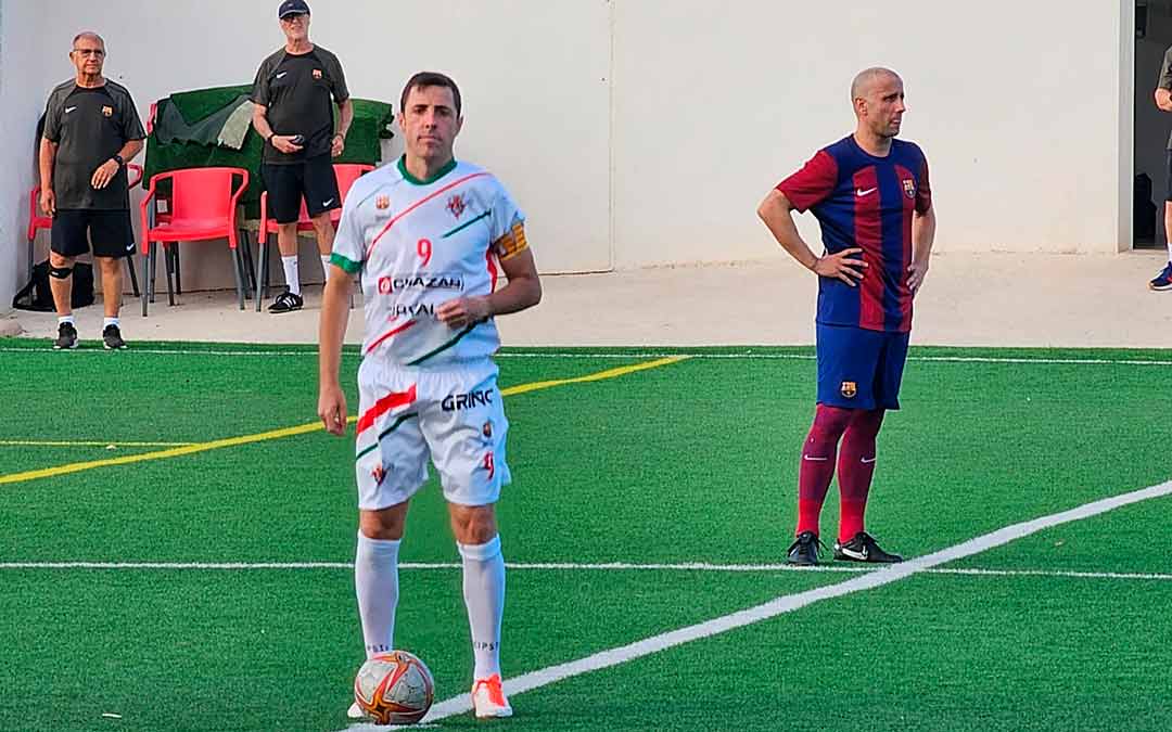 Inicio del partido entre el F.C. Barcelona y el combinado de jugadores de Teruel./ J.M.