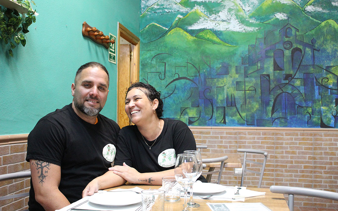 Al frente de bar El Goblin de La Cañada de Verich están Manuel y Yanet, y han conseguido fusionar Cuba y España en cada plato. / B. Severino