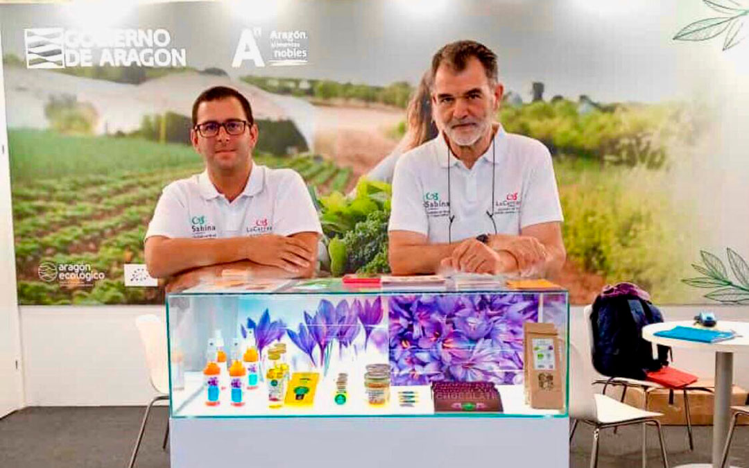 Los dos fundadores junto a una muestra de productos con azafrán./L.C.