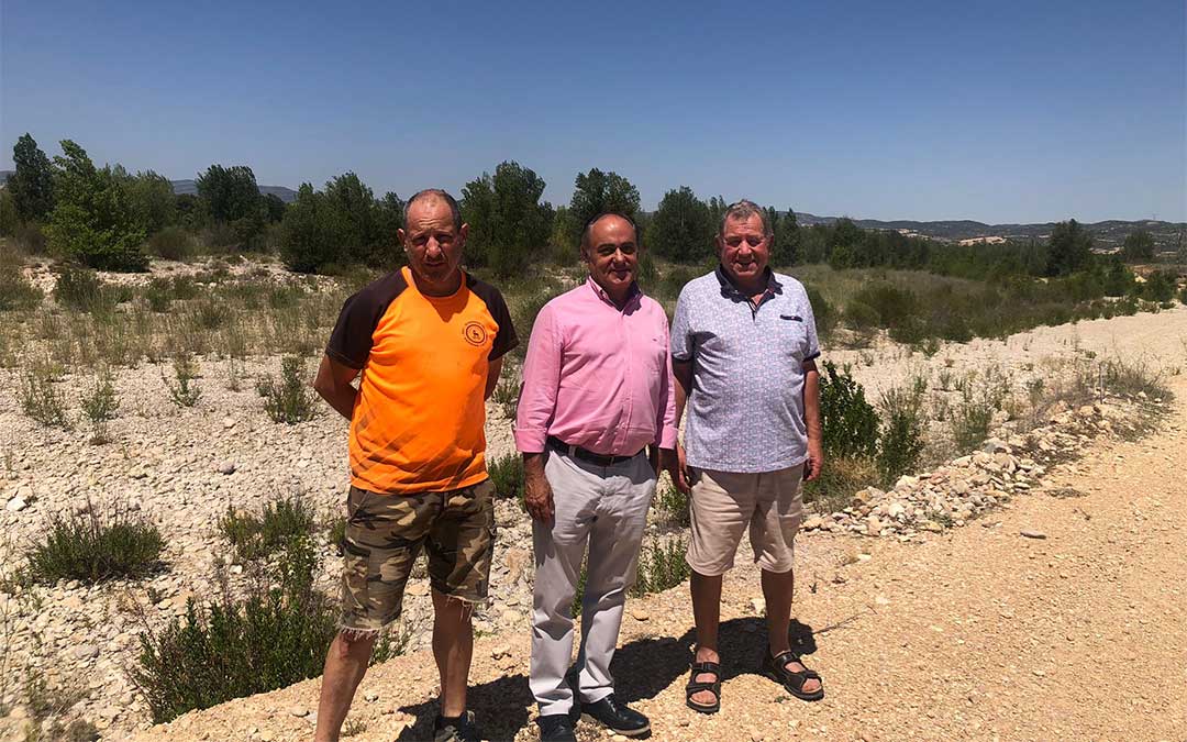 El diputado delegado de Caminos Rurales, Rafael Samper, visita las obras en La Ginebrosa junto al alcalde, Germán Balaguer./ DPT