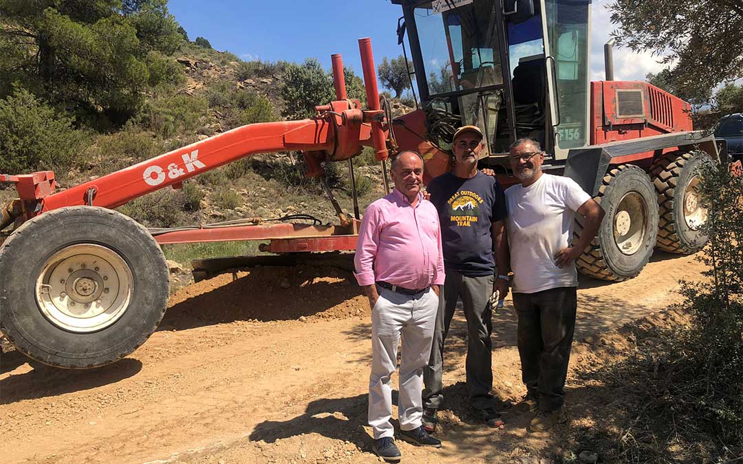 El diputado delegado de Caminos Rurales, Rafael Samper, visita las obras en Las Parras de Castellote junto al alcalde, Francisco Javier Trullenque./ DPT