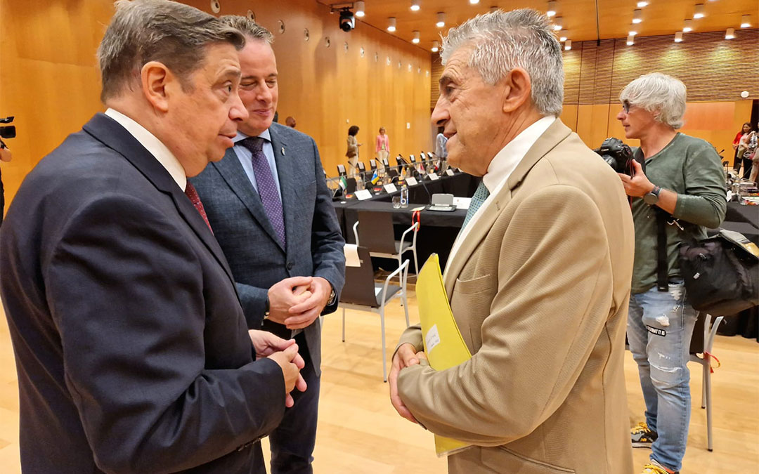 Ángel Samper con el ministro Luis Planas previo al inicio de la Conferencia Sectorial de Agricultura y Desarrollo Rural celebrada en Pamplona./ DGA