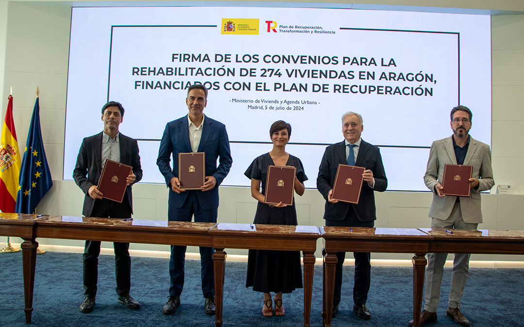 Firma entre la ministra de Vivienda y Agenda Urbana, Isabel Rodríguez; el consejero de DGA, Octavio López; y el alcalde de La Puebla de Híjar, Pedro Bello. / MIVAU