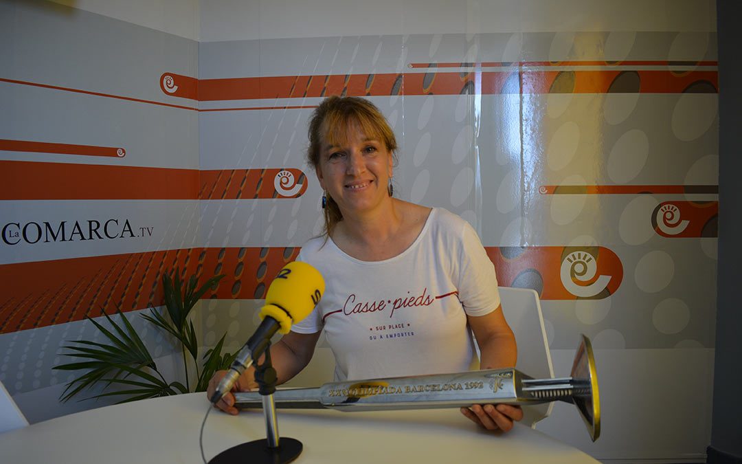 Marisol Peris con la antorcha olímpica en los estudios de Radio La Comarca./ I.M.