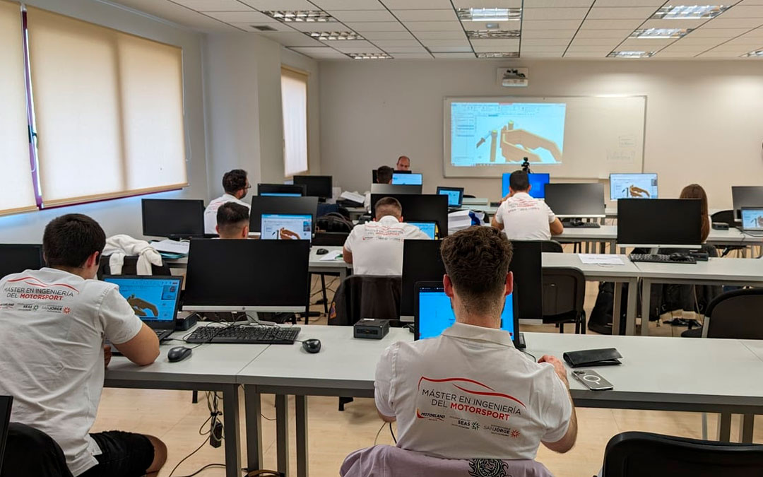 Los alumnos en las aulas de SEAS Estudios Abiertos recibiendo la formación sobre Diseño CAD Avanzado./ Motorland