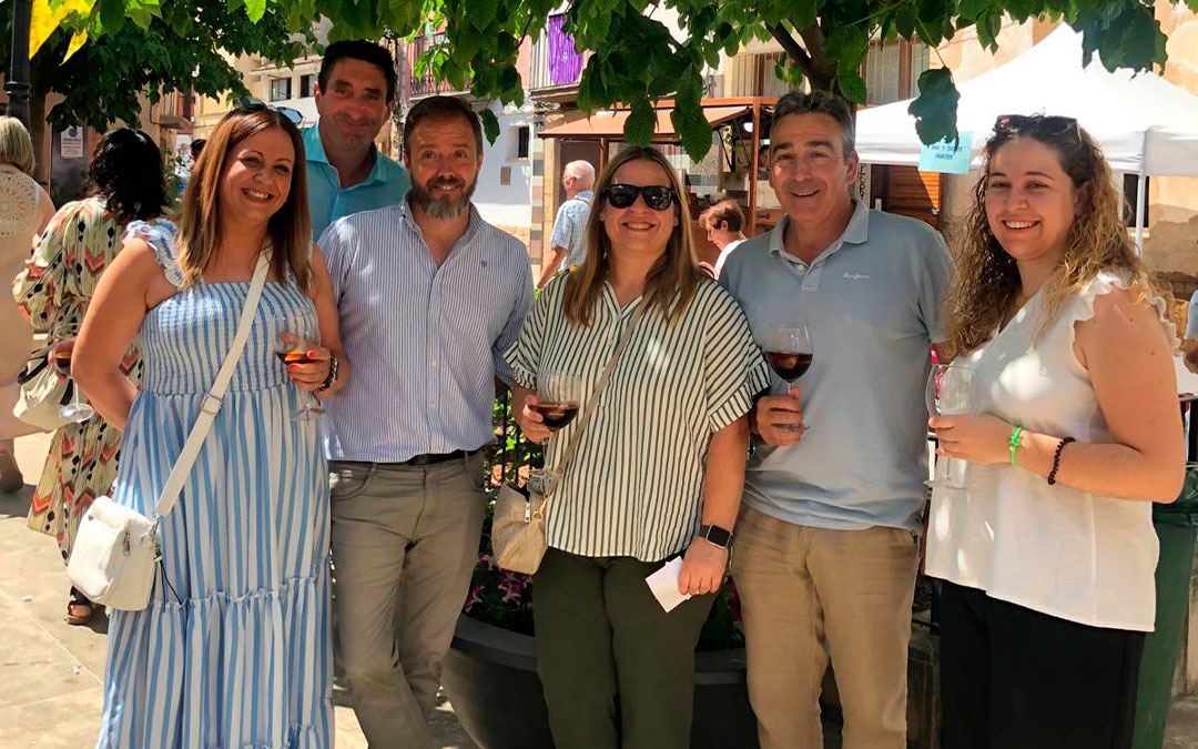 Grupo de amigos en la I Feria Productos de la Tierra./ Ayto. Maella