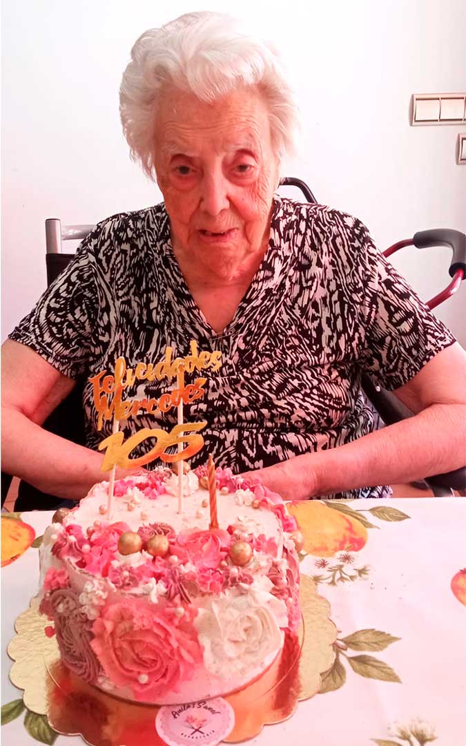 Mercedes soplando las velas de su 105 cumpleaños. /Claudio Ríos