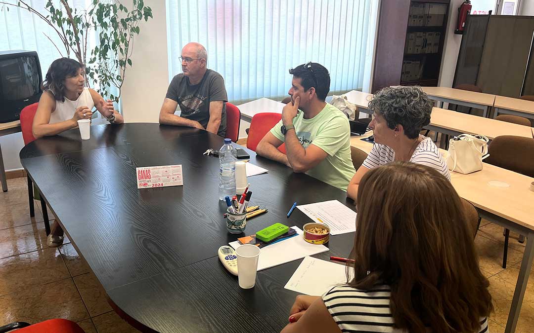 Mesa redonda con agricultores sobre el manejo de cubiertas vegetales en el cultivo del almendro./ L.C.