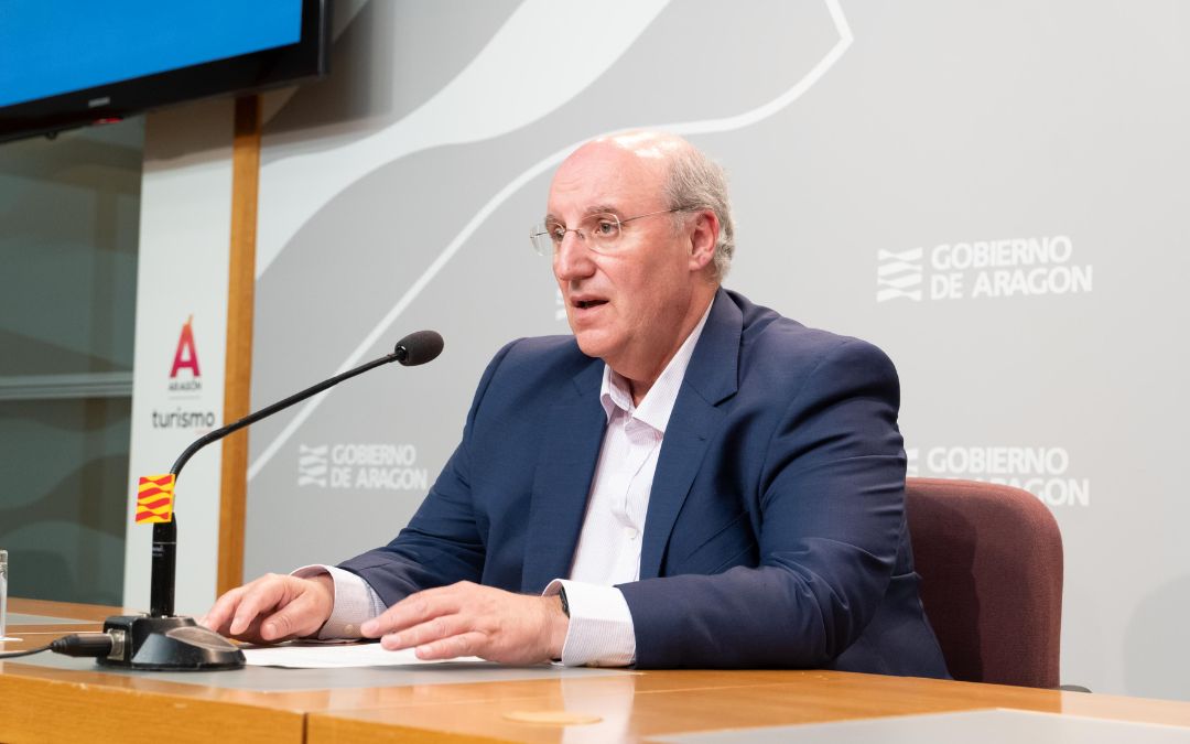 El director general de Transportes del Gobierno de Aragón, Miguel Ángel Anía, este jueves en rueda de prensa./ DGA.