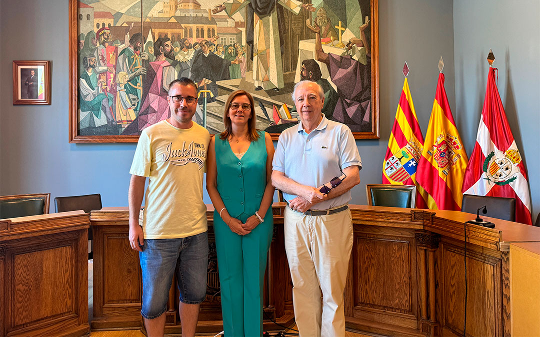 Miguel Caballú junto a la alcaldesa Ana Jarque y el concejal de Fiestas David García./ Ayto. Caspe