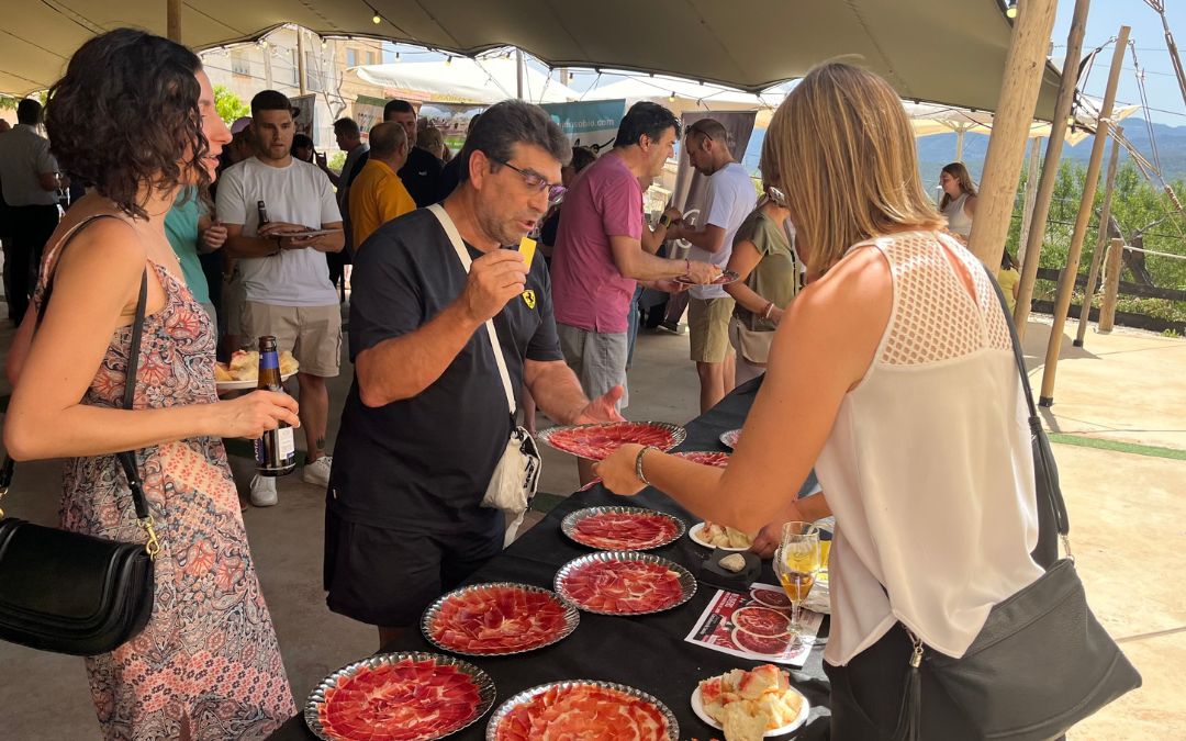 Los vecinos no dudaron en degustar el mejor producto turolense./ C.O.