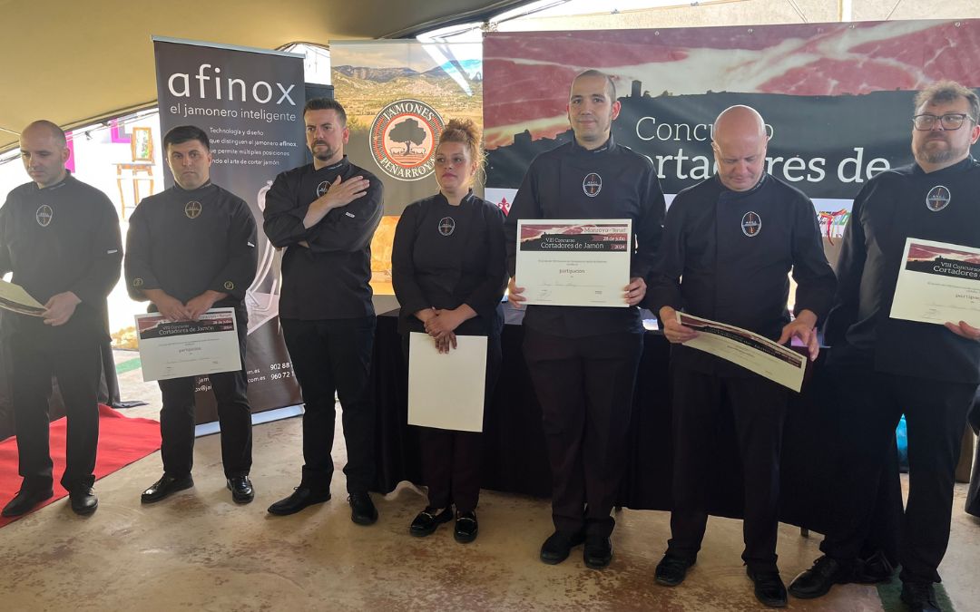 Los siete cortadores de jamón junto a su diploma./ C.O.