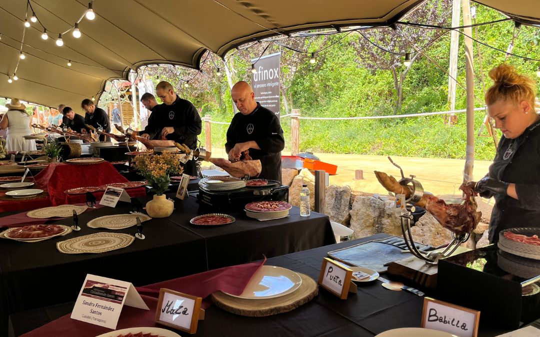 Instante del Concurso de Cortadores de Jamón de Monroyo este domingo./ C.O.