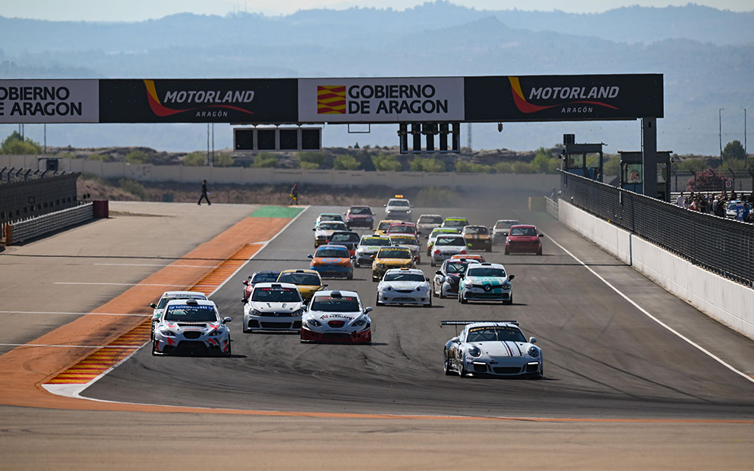 Salida de la primera carrera del campeonato de Velocidad en Motorland. / FADA