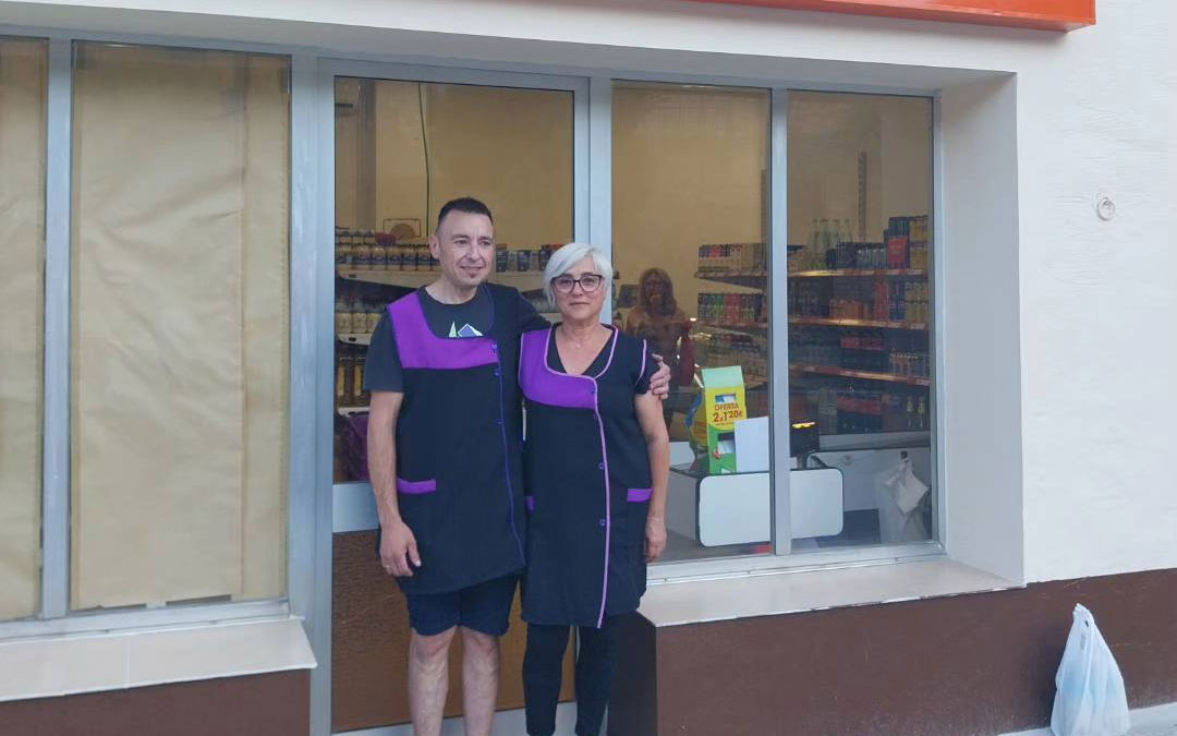 Arturo Mir y Silvia Bonilla, al frente de la tienda de La Ginebrosa. / Asociación Tarayola