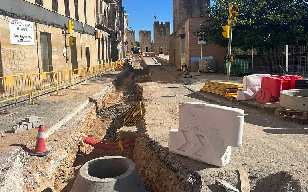 Estado de las obras este martes en las que se puede apreciar la apertura de la zanja para instalar el colector./ L. Castel