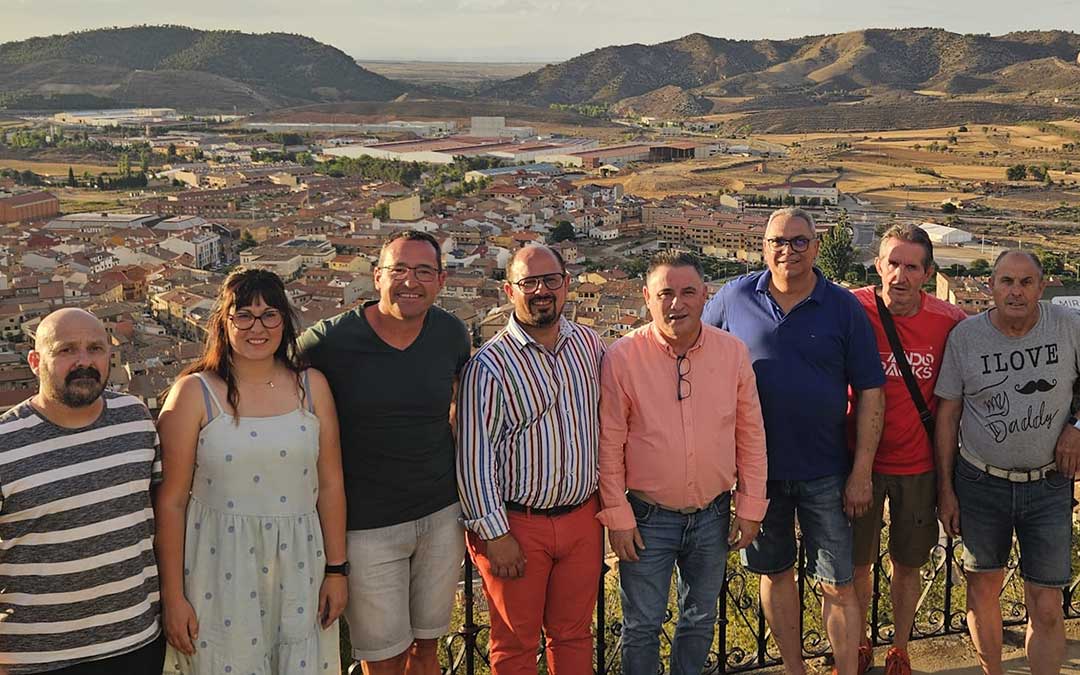 Alberto Izquierdo estuvo acompañado en su visita a Andorra por diferentes cargos institucionales del Partido Aragonés como la alcaldesa y el concejal de Alloza, Marta Sancho y Javier Zuera, respectivamente; los concejales del PAR en el Ayuntamiento de Andorra, Juan Ciércoles y Andrés González, y el concejal de Gargallo, José Manuel Azcón, entre otros./ PAR