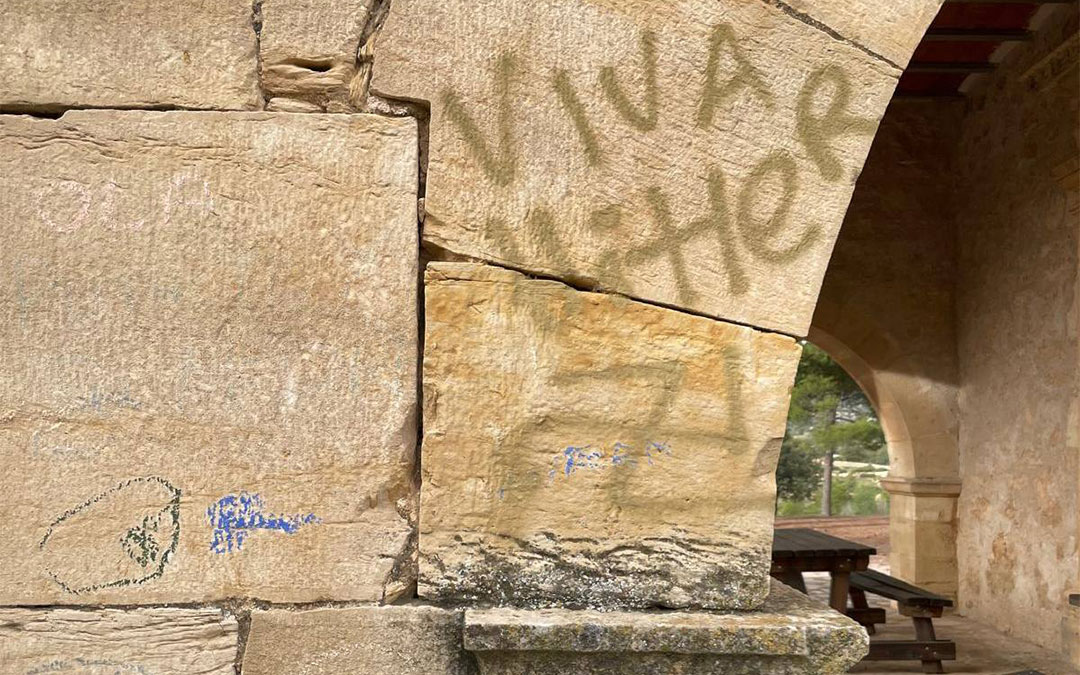 En una pared se ha dibujado la esvástica al revés./ Ayuntamiento de Aguaviva