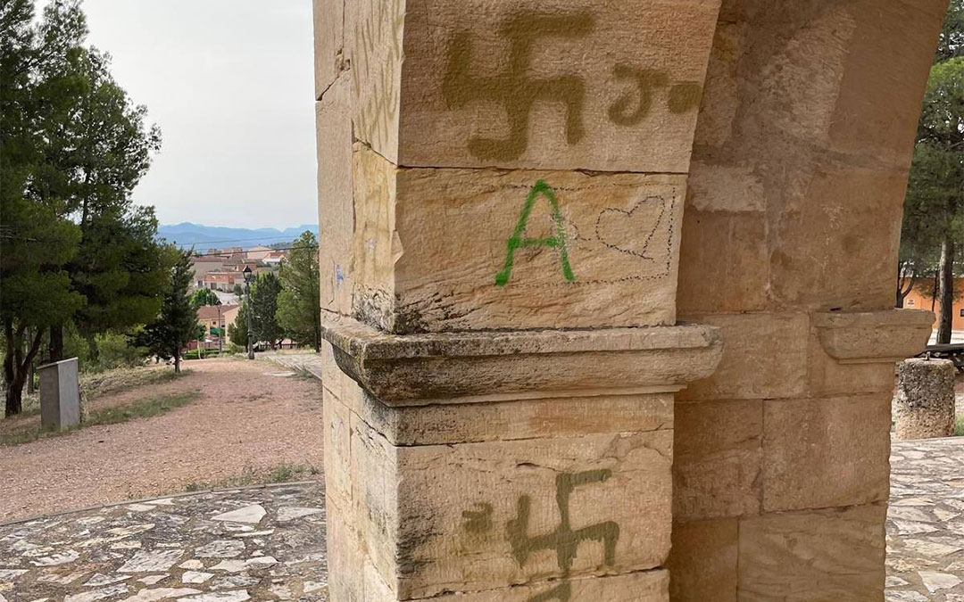 Los vándalos pintaron con spray dorado esvásticas en la ermita de Santa Bárbara./ Ayuntamiento de Aguaviva