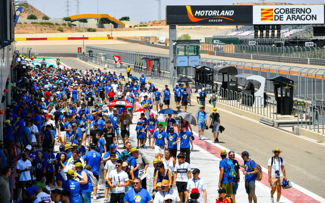 Más de 1000 aficionados abarrotaron el pit lane del circuito para conocer a los pilotos./ Motorland