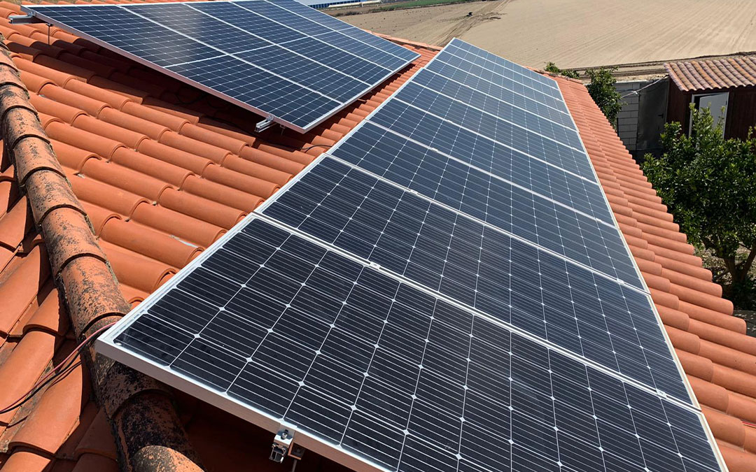 Imagen de recurso de placas solares instaladas en el tejado de un edificio./ L.C.