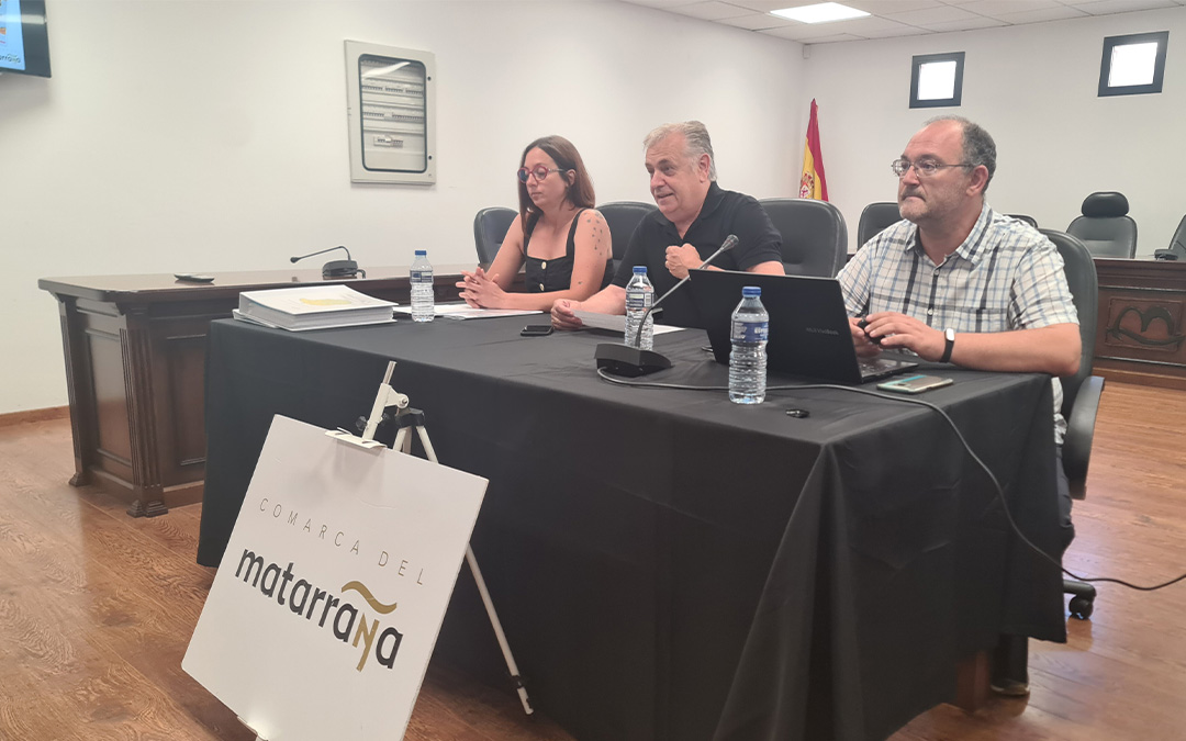 Esther Lorente, técnica comarcal de Medio Ambiente; Fernando Camps, presidente comarcal; y Carlos Lacaba, técnico de Geoter./ Comarca del Matarraña