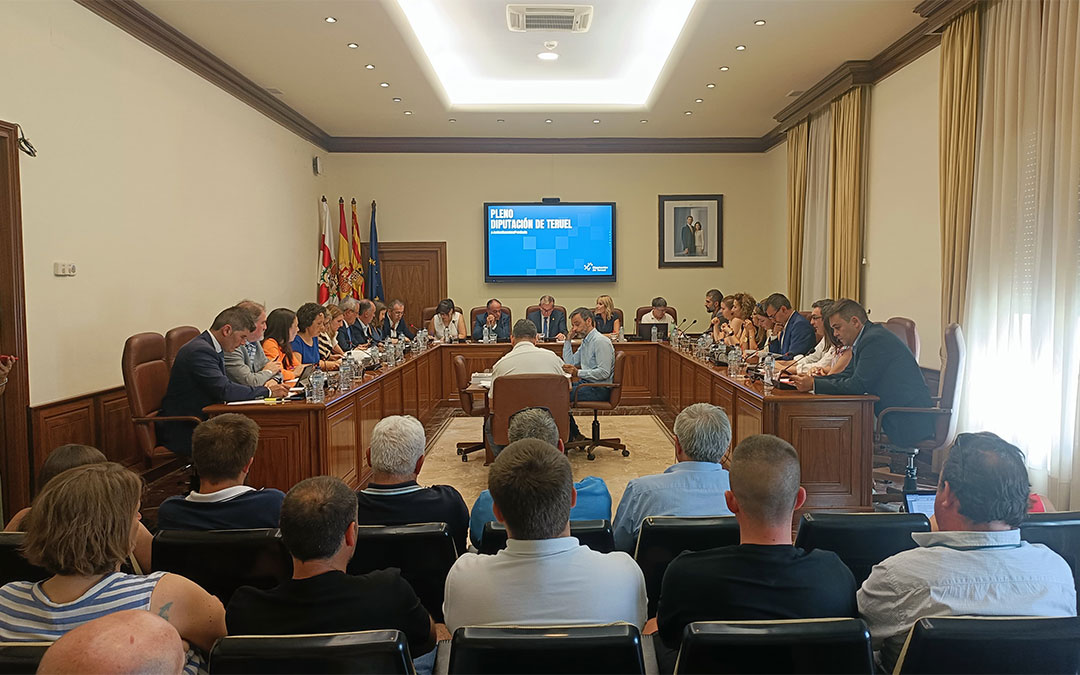 Pleno ordinario de la DPT celebrado este miércoles 31 de julio de 2024 con la presencia de alcaldes de la asociación Viento Alto./ DPT