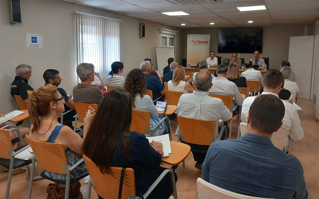 El director general de Interior y Emergencias, en la FAMCP, donde se ha abordado la convocatoria única para policías locales./ DGA