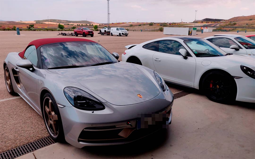Algunos de los deportivos estacionados en el circuito de Motorland./ M.B.